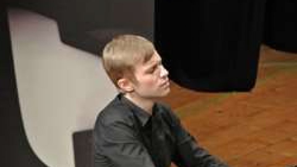 Dmytro ChoniPronti i 3 finalisti del Concorso Pianistico