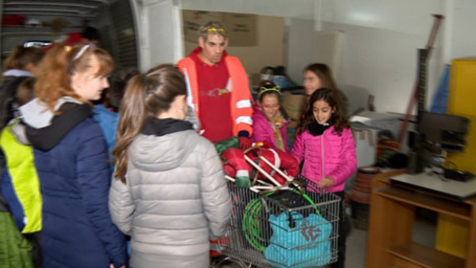 Alunni al RiusoI piccoli imparano a riutilizzare gli oggetti: al Centro Riuso visita didattica della Scuola Elementare di Murata