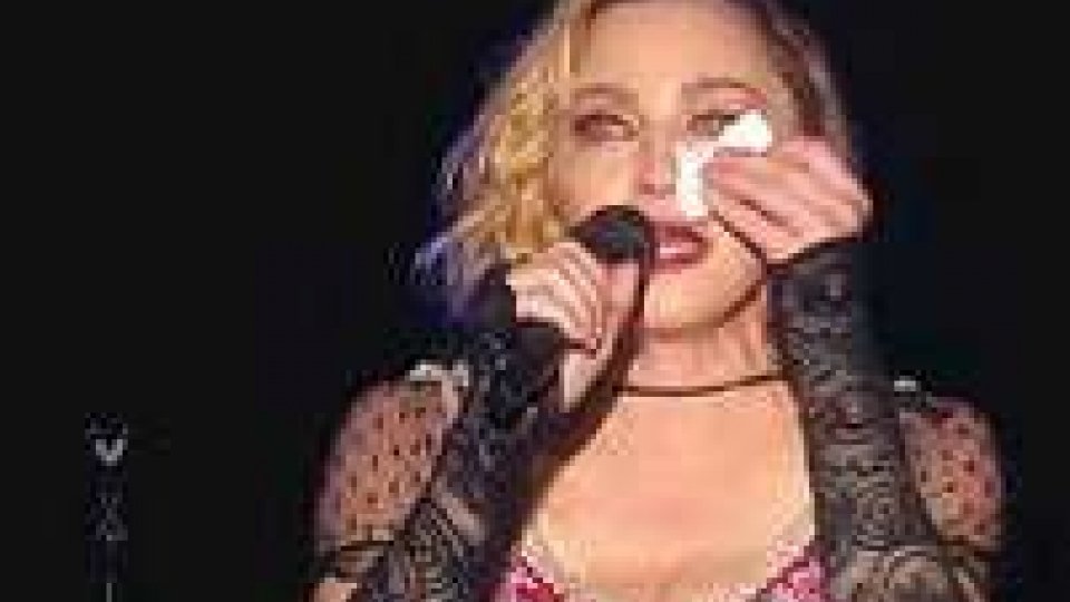 Madonna piange sul palco: 'Non ci fermeranno'