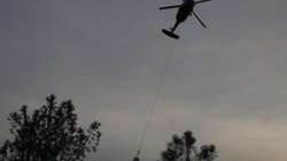 Elicotteri dei soccorsi nella diga di Oroville