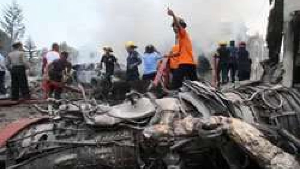 Indonesia: precipita aereo militare su zona abitata, 30 morti