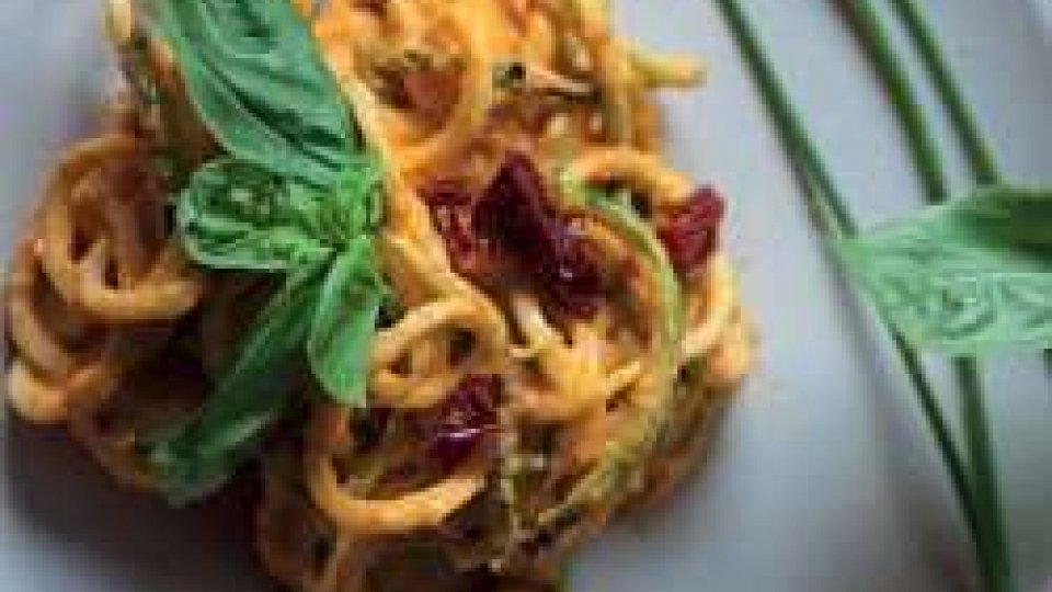 Cucina: Spaghetti di zucchina in crema di peperone giallo
