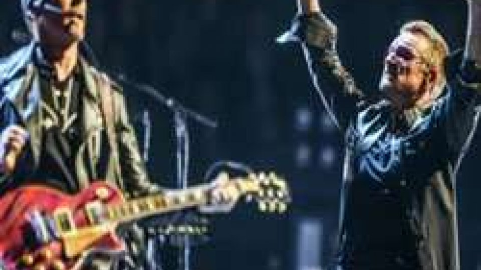 Parigi: Eagles of Death Metal sul palco con gli U2