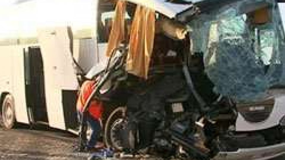 Incidente Cesena: tamponamento  in autostrada tra pullman e camionIncidente Cesena: tamponamento  in autostrada tra pullman e camion