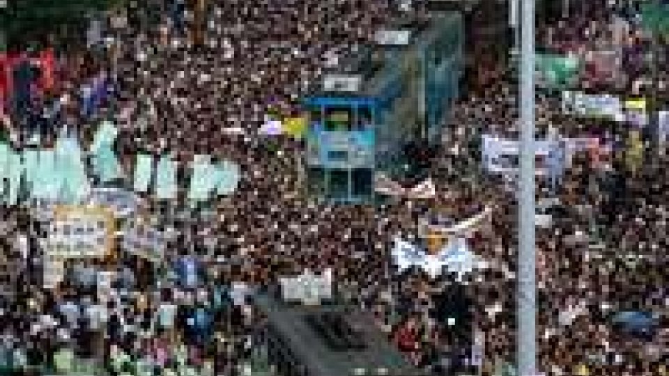Cina: Hong Kong, migliaia in piazza per suffragio universale