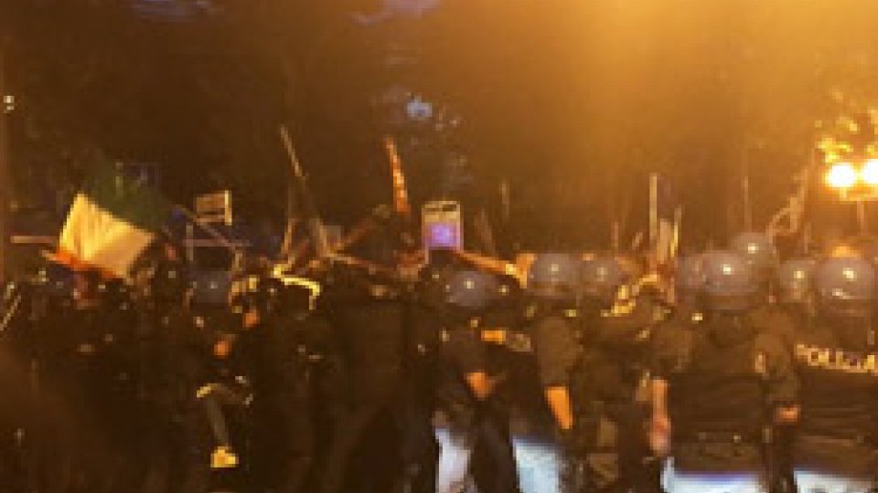 Marina Centro in ostaggioGuerriglia a Rimini: polizia carica militanti di Forza Nuova