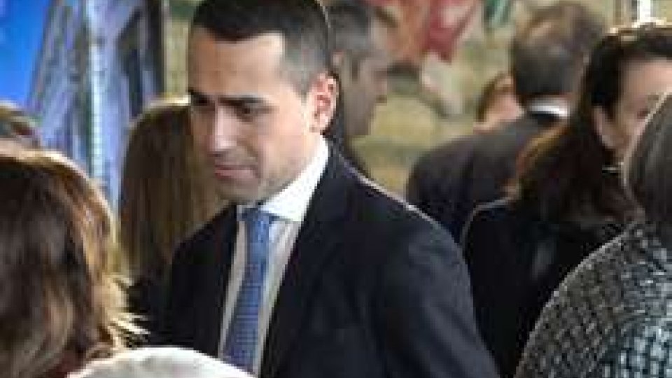 Luigi Di MaioIn Italia si fa strada l'ipotesi di un governo di tregua: insorge il M5S
