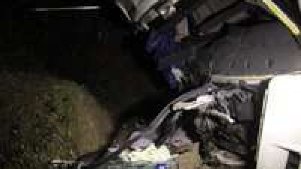 Esce di strada su A14, morto autotrasportatore nel Bolognese