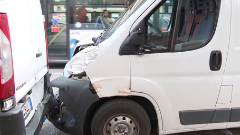 Incidente a RiminiRimini: furgone piomba su mezzi in sosta, feriti