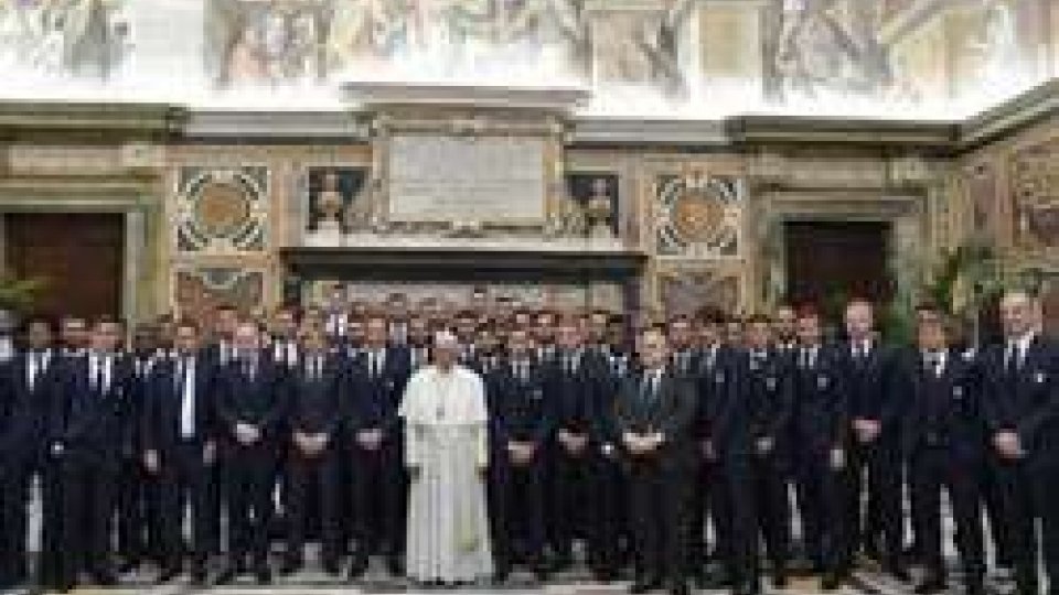 La foto delle due squadre con Papa Francesco