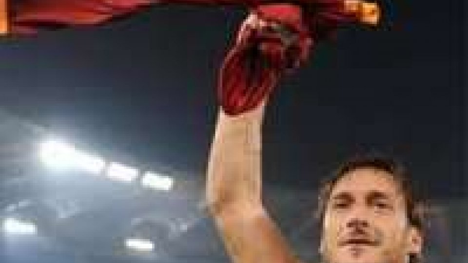 20 anni di A per Totti, festa a Trigoria Capitano Roma entra in campo tra due ali dirigenti e giocatori