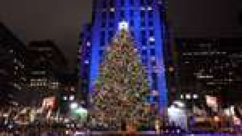 Acceso l'albero di Natale a Rockefeller Center