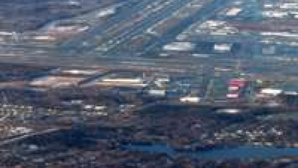 Usa: seguono indicazioni sul cellulare, con auto su pista aeroporto