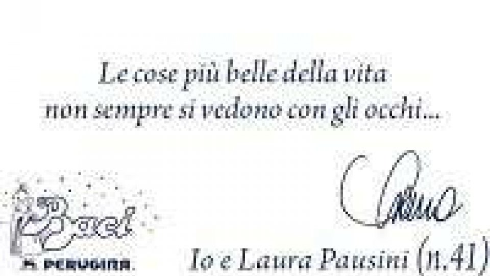 Laura Pausini firma i cartigli dei Baci