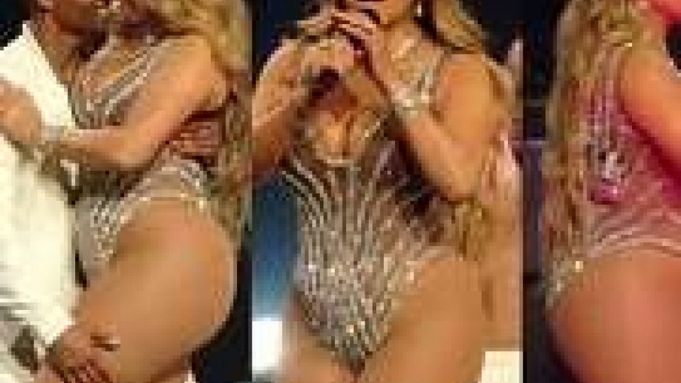 Mariah Carey mostra sul palco le sue forme curvy