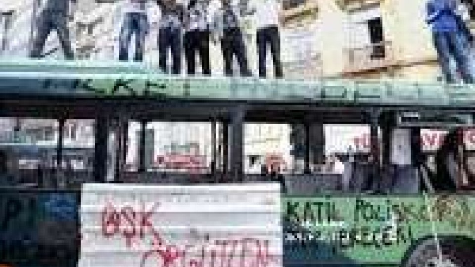 Turchia: non si fermano gli scontri, molotov a Smirne