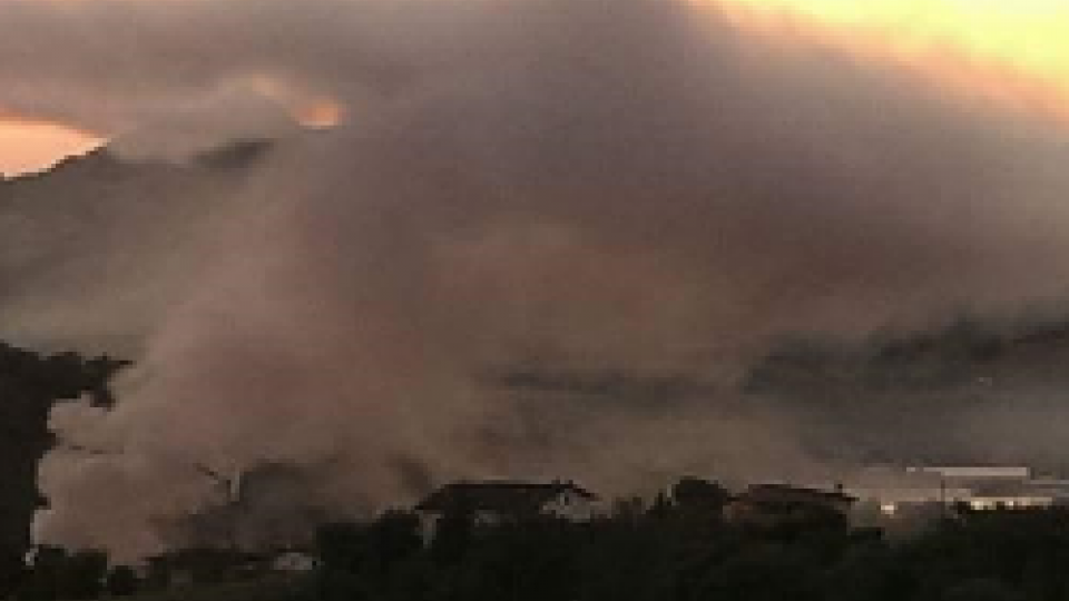 la foto postata su Fb da un sammarineseSan Marino: incendio alla Cartiera Ciacci, intervengono Polizia Civile e Vigili di Rimini e Novafeltria