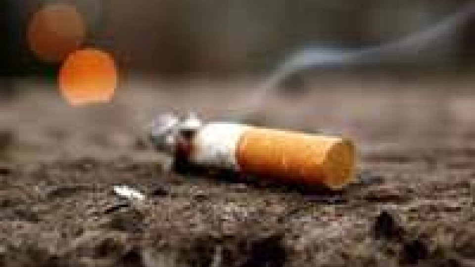 Fumo, giro di vite: sigarette proibite anche nei film