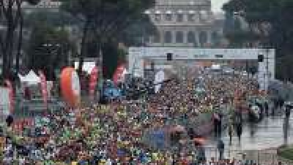 Maratona di Roma: doppietta etiope, quasi in 100mila a sfidare pioggia e freddoMaratona di Roma: doppietta etiope, quasi in 100mila a sfidare pioggia e freddo