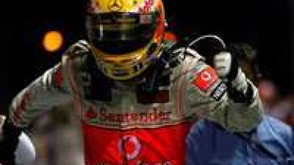 Singapore dice Hamilton, Alonso in terza fila