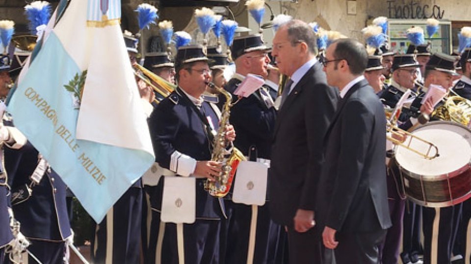 Gli onori militari in Piazza della LibertàVisita Lavrov, la Reggenza: “Da oggi sarà annoverato fra gli Amici più autentici e cari di questa gloriosa Repubblica”