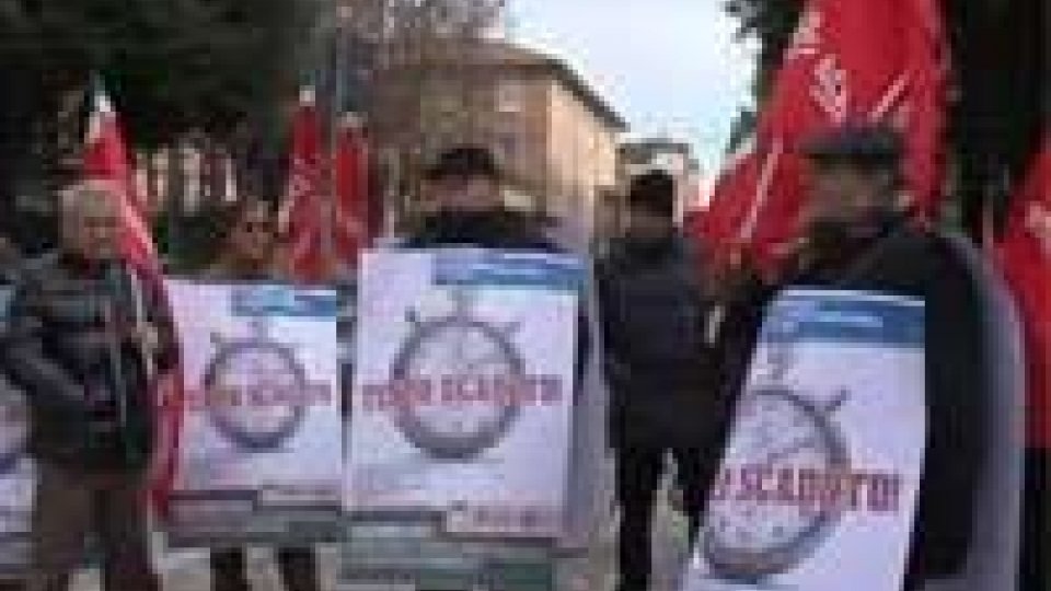 I pensionati di Rimini hanno manifestato di fronte alla Prefettura