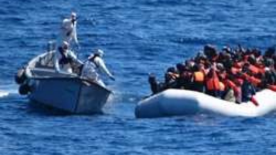 Migranti, l'Italia pensa al blocco dei porti a navi straniere