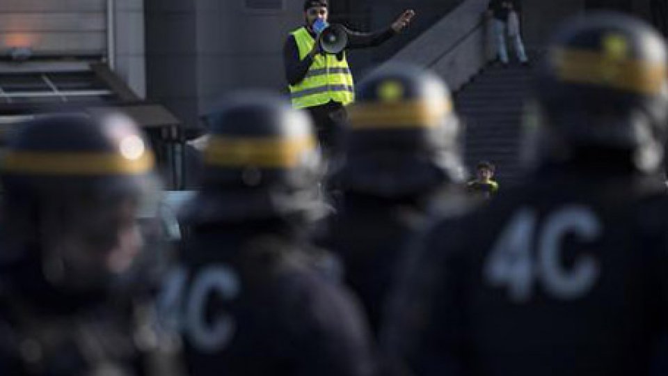 @lemonde.frFrancia: 120.000 "giubbini gialli", 2.000 blocchi stradali. Morta una manifestante