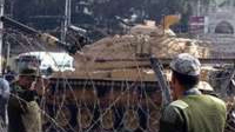 Egitto, militari e carri armati prima della manifestazione pro Morsi.