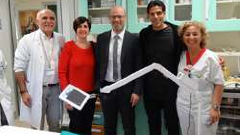 Il calciatore Sergio Floccari dona un visualizzatore digitale di vene al reparto pediatrico dell'Ospedale di San Marino