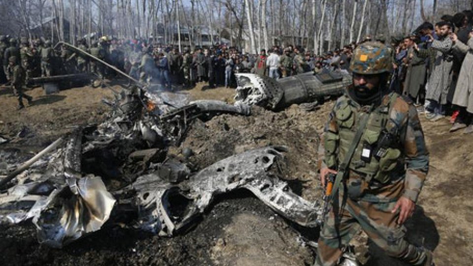 I resti di un elicottero indiano dopo lo schianto nella zona di Budgam @ansa