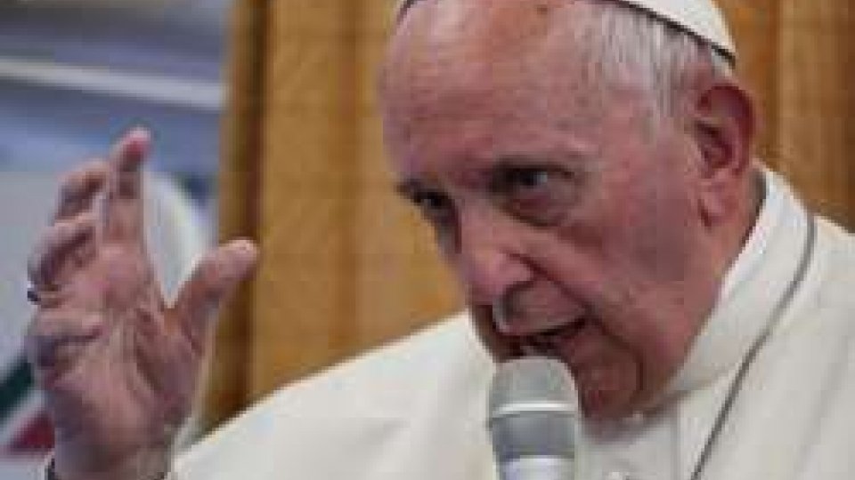 Papa, "la Chiesa chieda scusa ai gay e ai poveri"