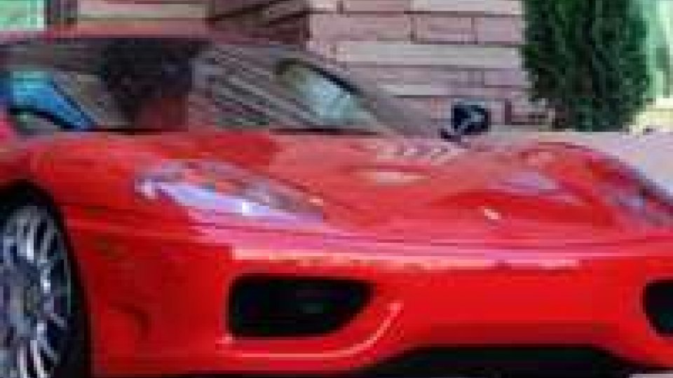 Forlì: dichiara 900 euro al mese ma ha una Ferrari in garage