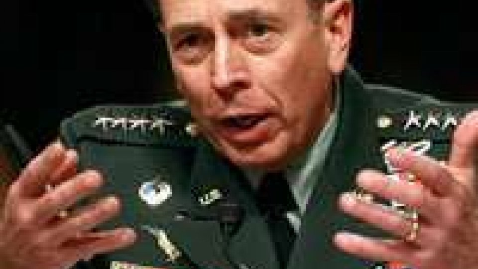 Caso Petraeus: potrebbe essere Paula Broadwell la causa delle sue dimissioni