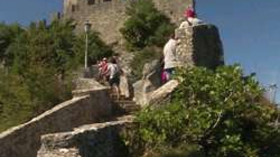Turisti al "Passo delle streghe"Turismo a Ferragosto, Usot: "Hotel pieni solo grazie ai last minute"