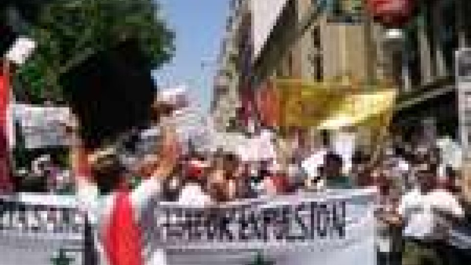 Siria: in centinaia protestano contro la repressione
