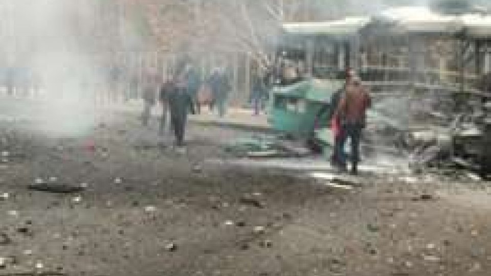Attentato in Turchia, 13 morti. Autobomba colpisce un autobus con soldati in licenza