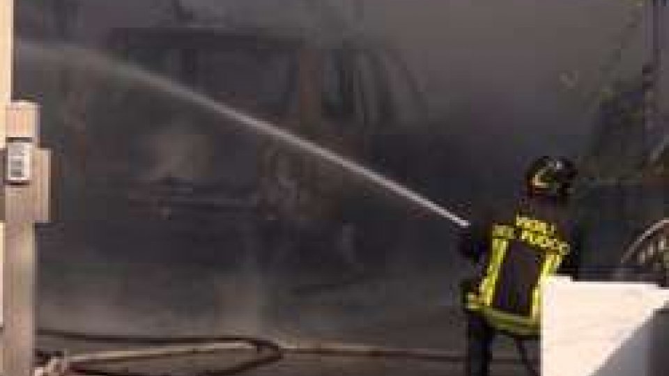 Vigili del fuoco in azione a DomagnanoIncendio a Domagnano: tra le ipotesi, un dispetto per questioni personali