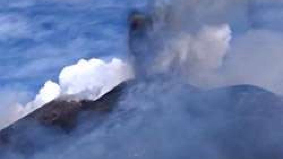 L'eruzione dell'EtnaErutta l'Etna, dieci persone colpite da materiale lavico