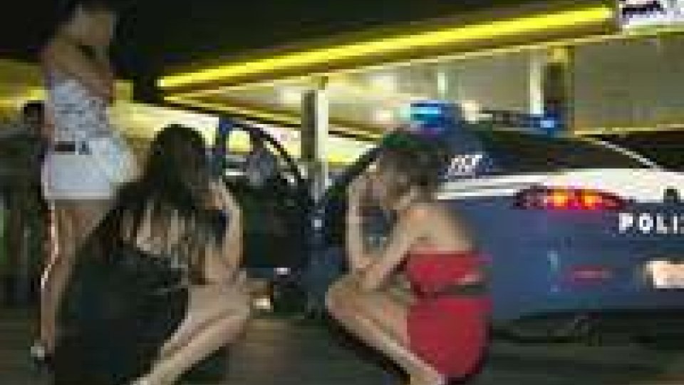 Controlli antiprostituzione della Polizia municipale sui viali del mare a Rimini