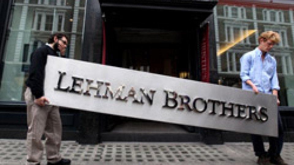 L’insegna di Lehman Brothers portata via dalla sede di Londra