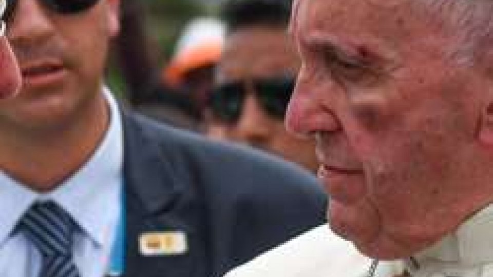 Bergoglio si ferisce il volto sbattendo sulla papamobile