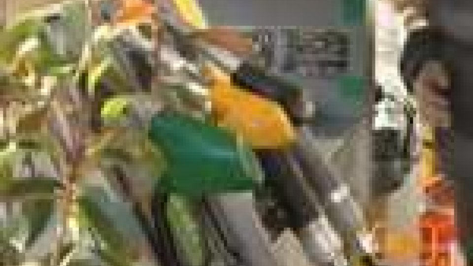 Prezzi altalenanti al rialzo per i carburanti in ItaliaPrezzi altalenanti al rialzo per i carburanti in Italia