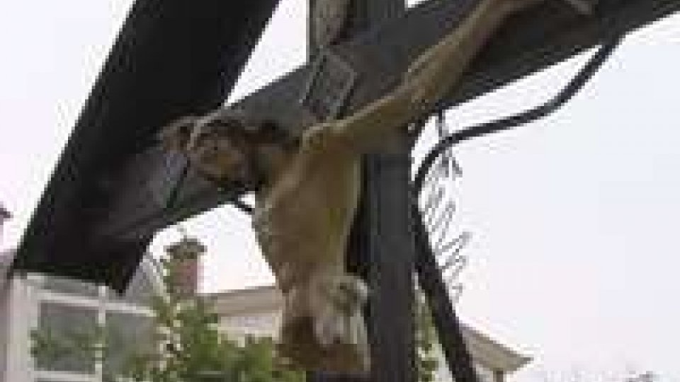 Atto vandalico a Galazzano: spezzato un crocifisso inaugurato di recenteAtto vandalico a Galazzano: spezzata in due statua del Cristo