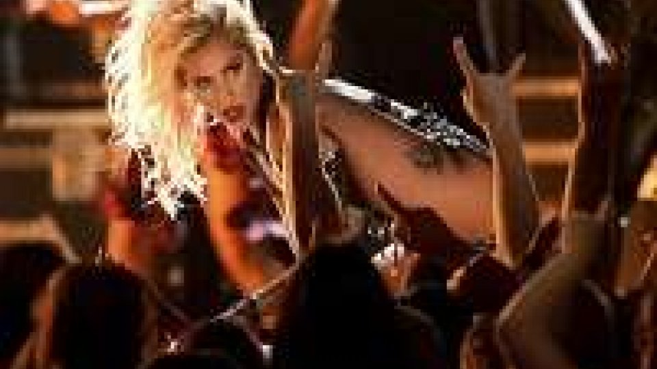 Lady Gaga mette a nudo dolori ed emozioni a Milano