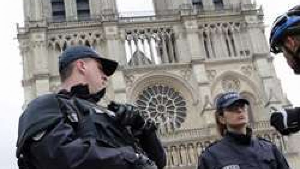 agente aggredito a Notre Dame