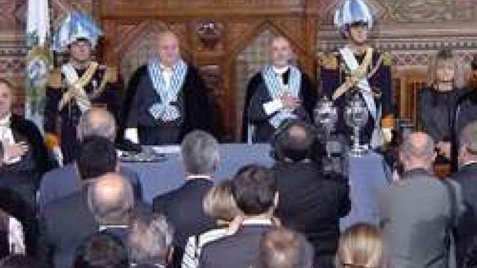 I Capitani Reggenti durante l'Inno NazionaleIl giorno della Reggenza: Marino Riccardi e Fabio Berardi salgono alla Suprema Magistratura