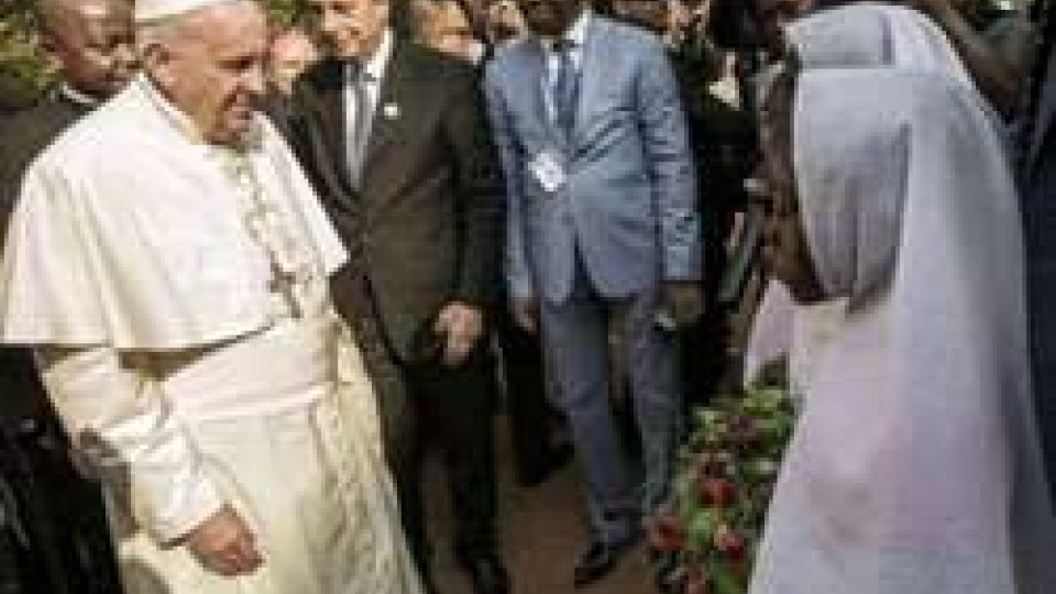 Papa ai musulmani: "Insieme diciamo no a odio e violenza in nome di Dio"