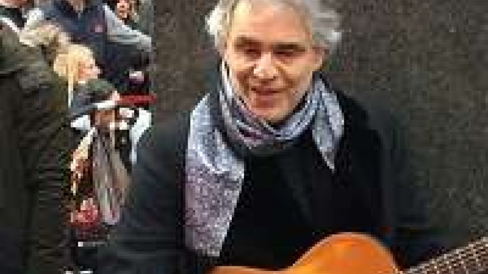 Andrea Bocelli canta in strada a Times Square per i senzatetto