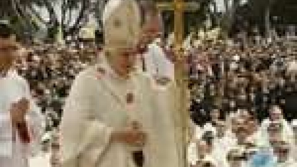 I fedeli si stringono attorno al Papa nel V anninersario del pontificatoI fedeli si stringono attorno al Papa nel V anninersario del pontificato